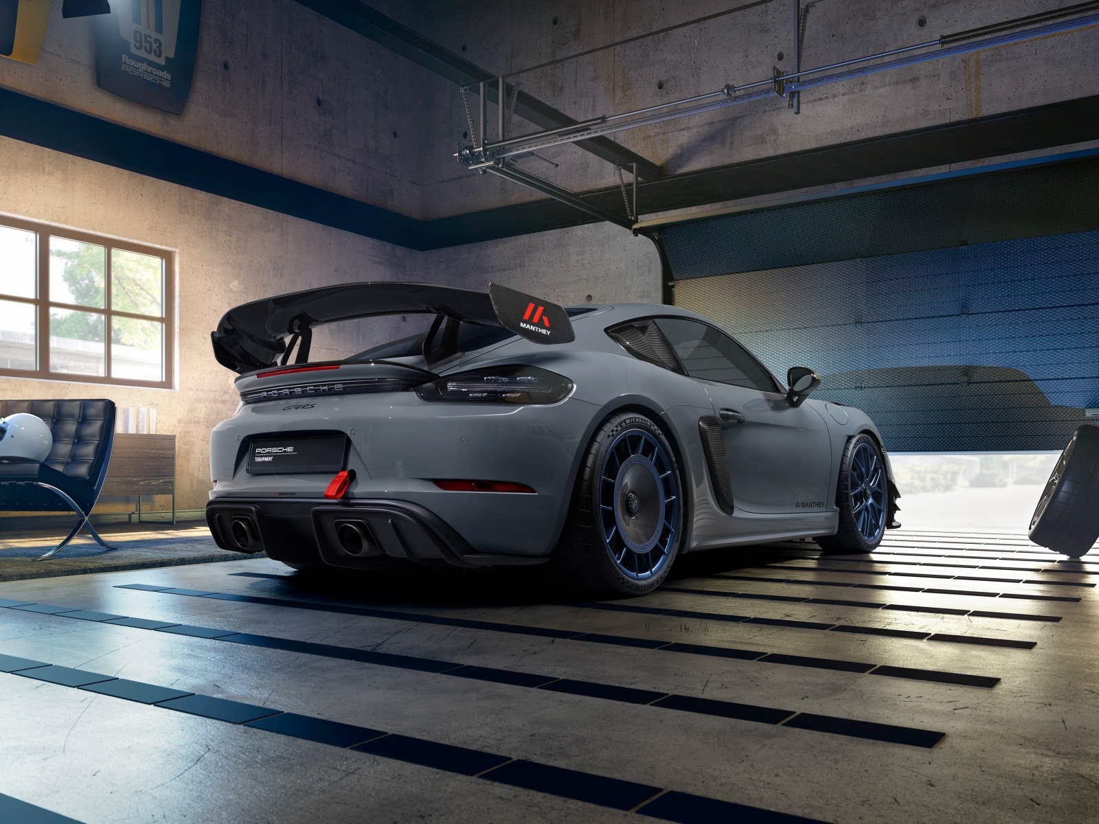 Вид сзади на автомобиль Porsche 718 Cayman GT4 RS Manthey Kit