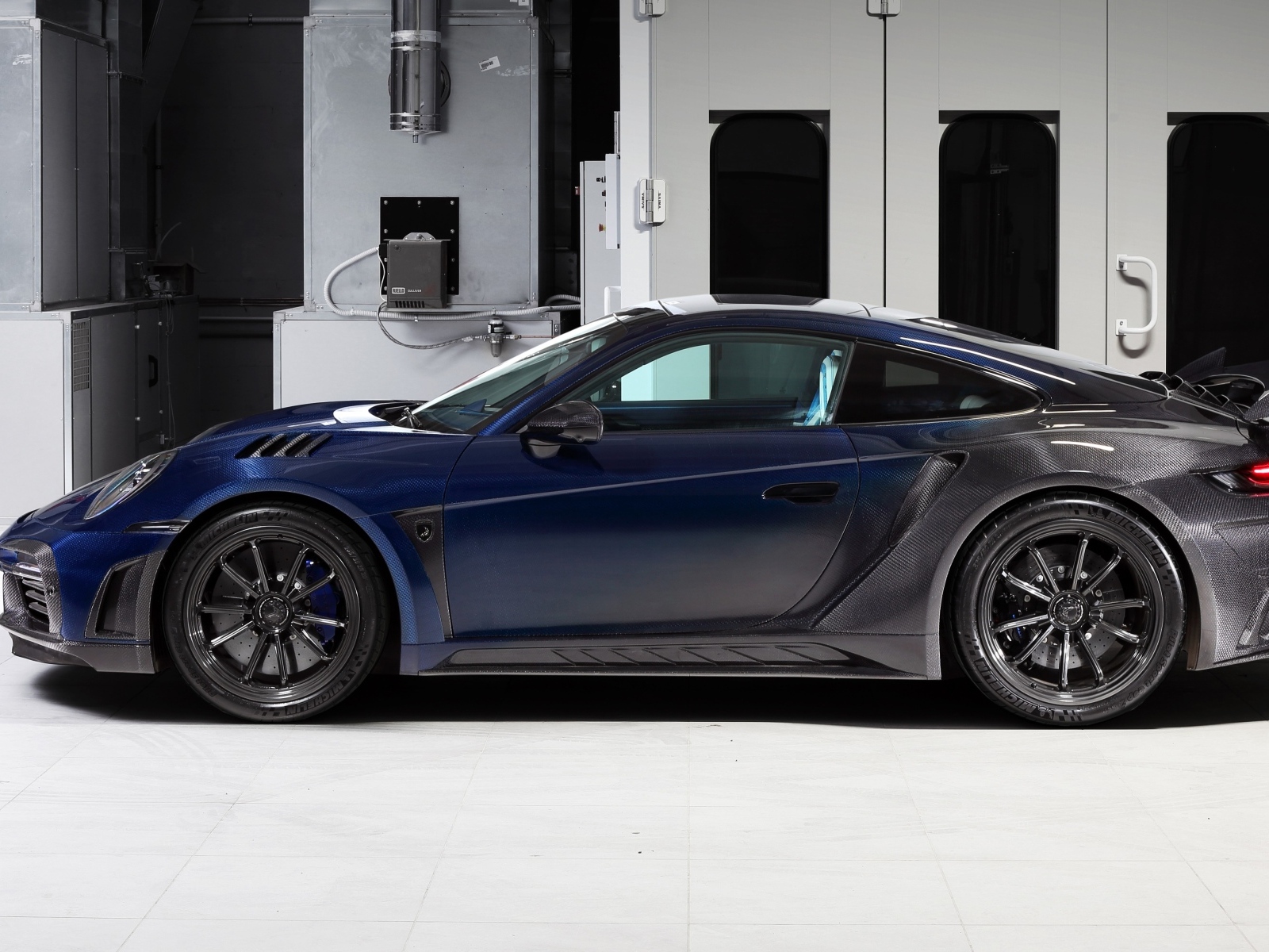 Вид сбоку на автомобиль Porsche 911 Turbo S Stinger GTR