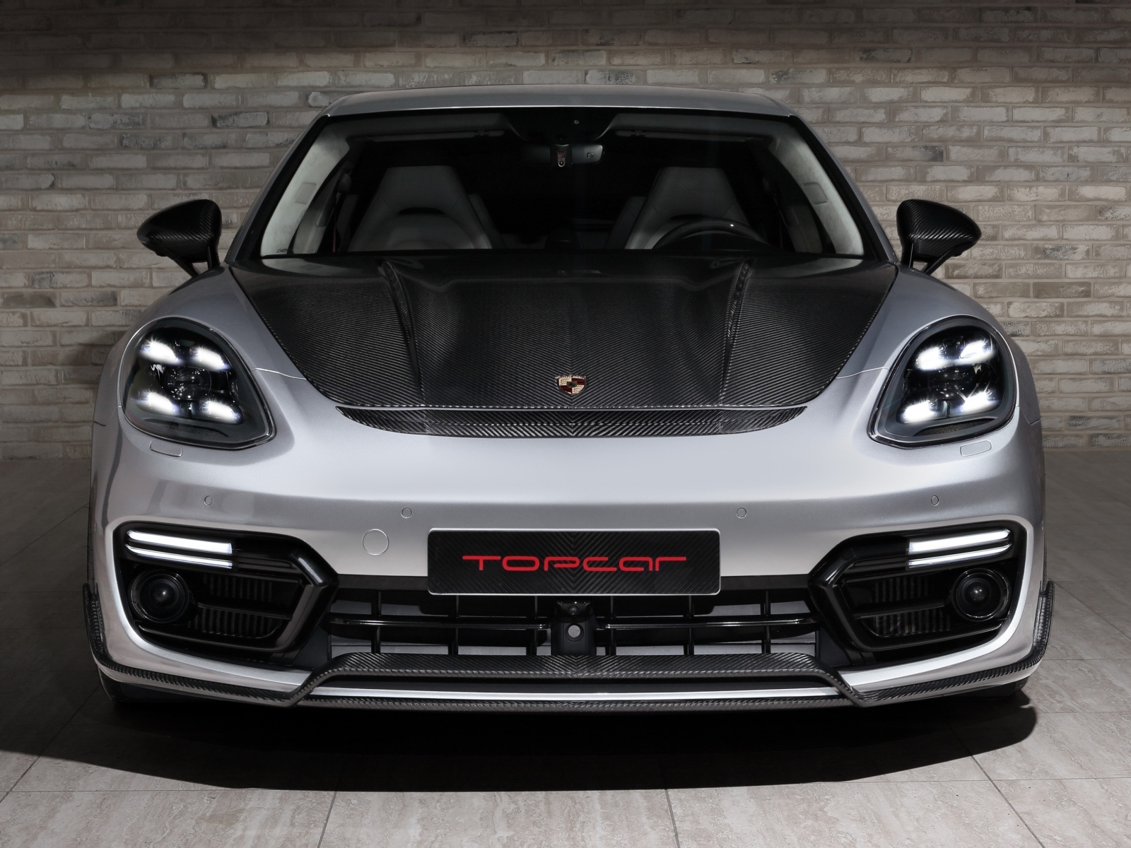 Автомобиль TopCar Porsche Panamera Turbo GT Edition 2023 года на фоне стены