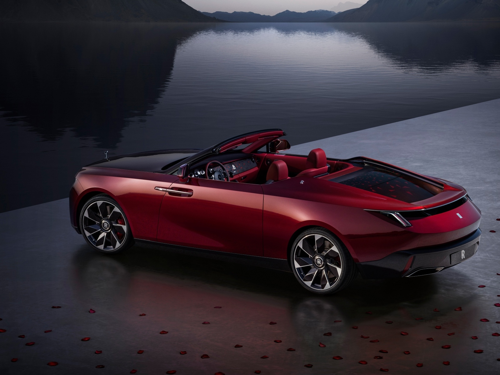 Кабриолет Rolls-Royce La Rose Noire Droptail 2023 года стоит у воды