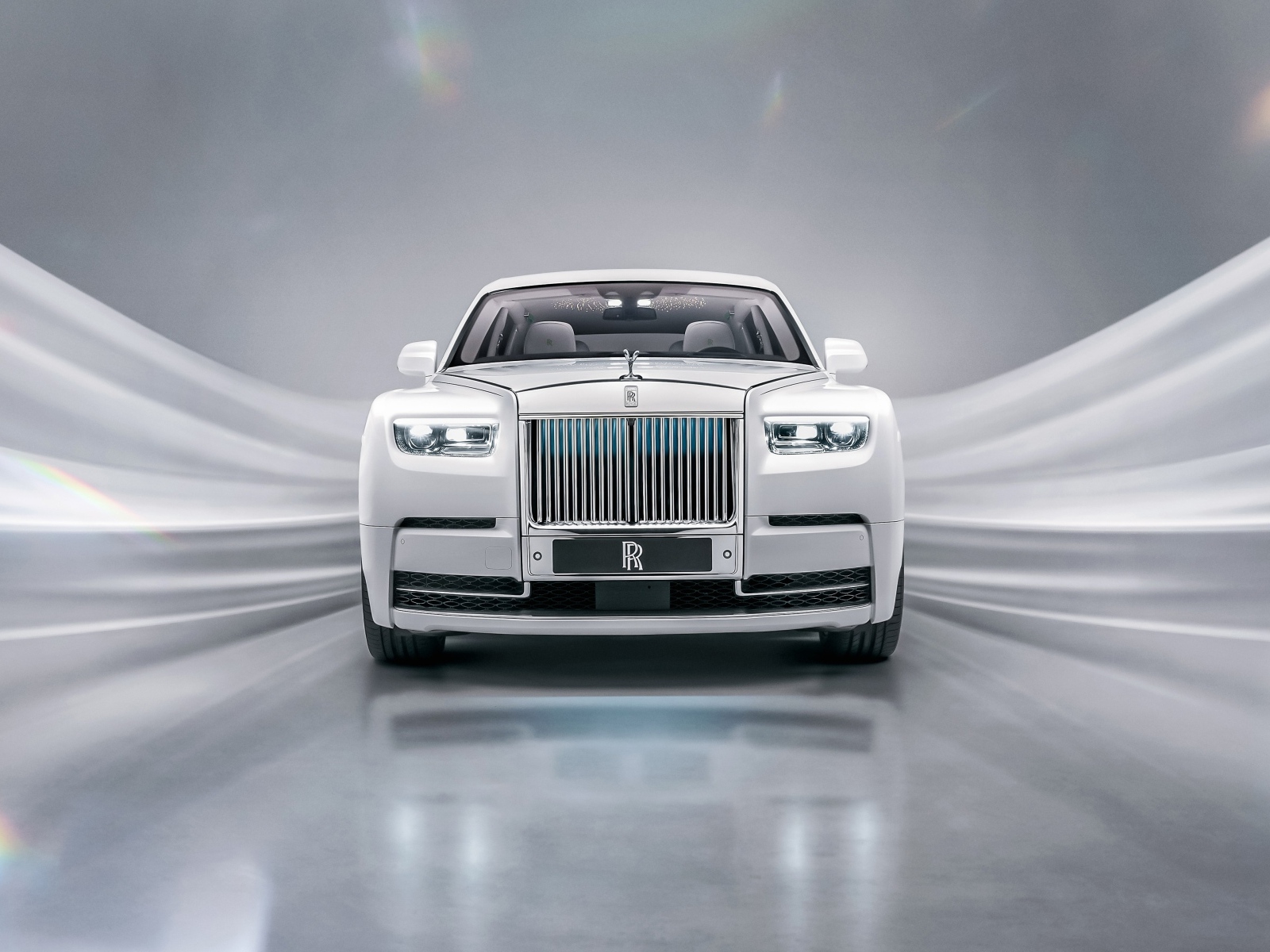 Автомобиль Rolls-Royce Phantom EWB Platino вид спереди