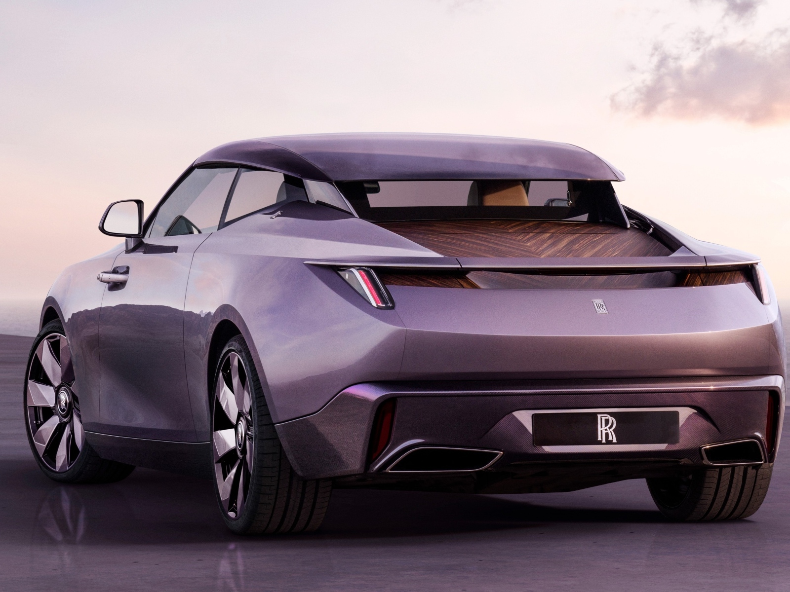 Дорогой Rolls-Royce Amethyst Droptail вид сзади