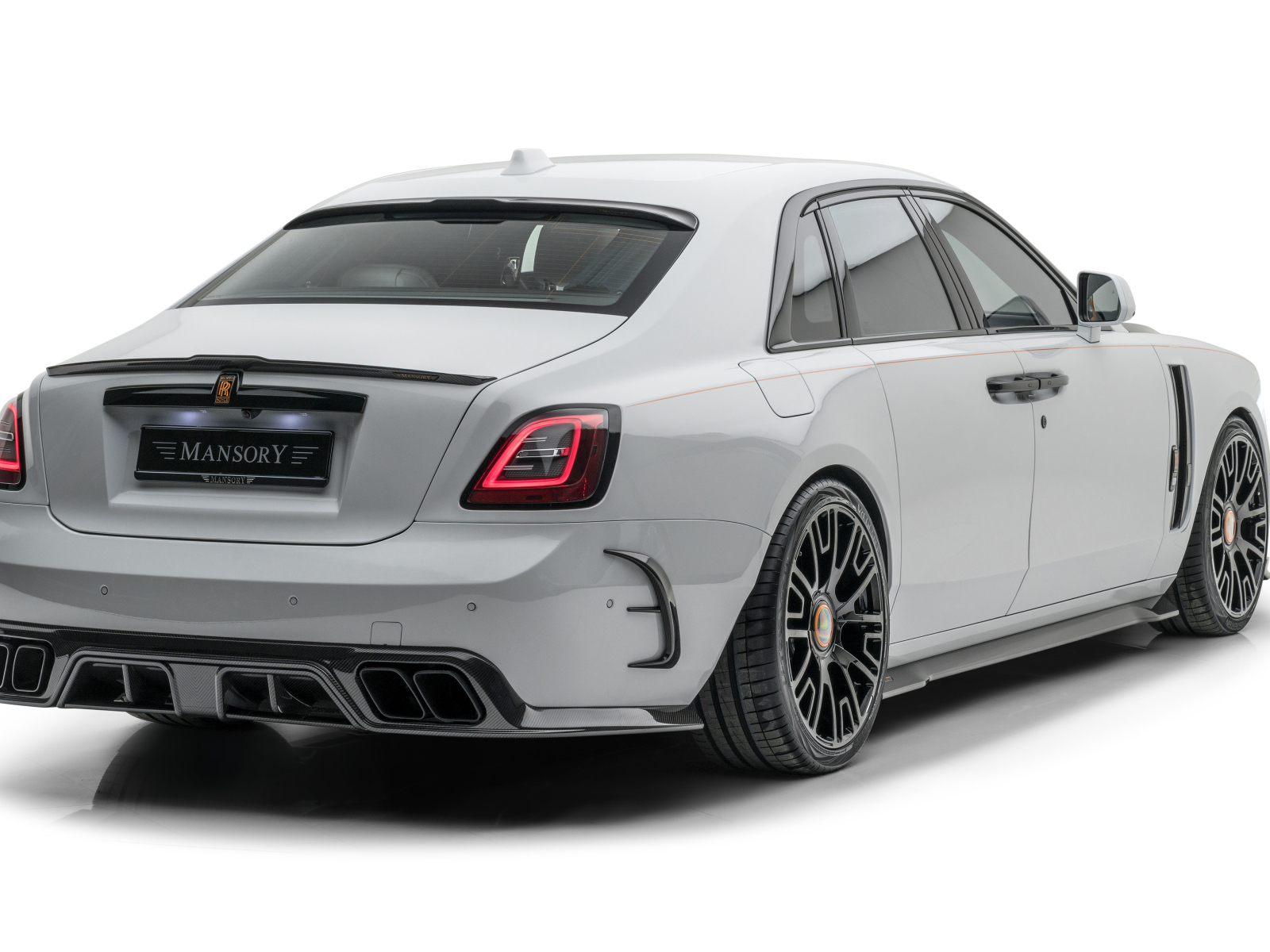Серый автомобиль Mansory Rolls-Royce Ghost 2021 года на белом фоне 