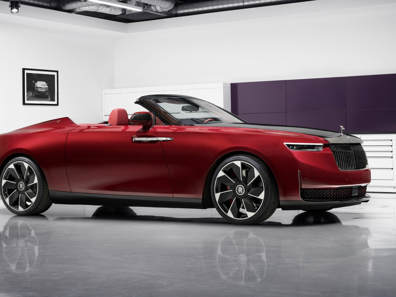 Красный кабриолет Rolls-Royce La Rose Noire Droptail 2023 года в комнате