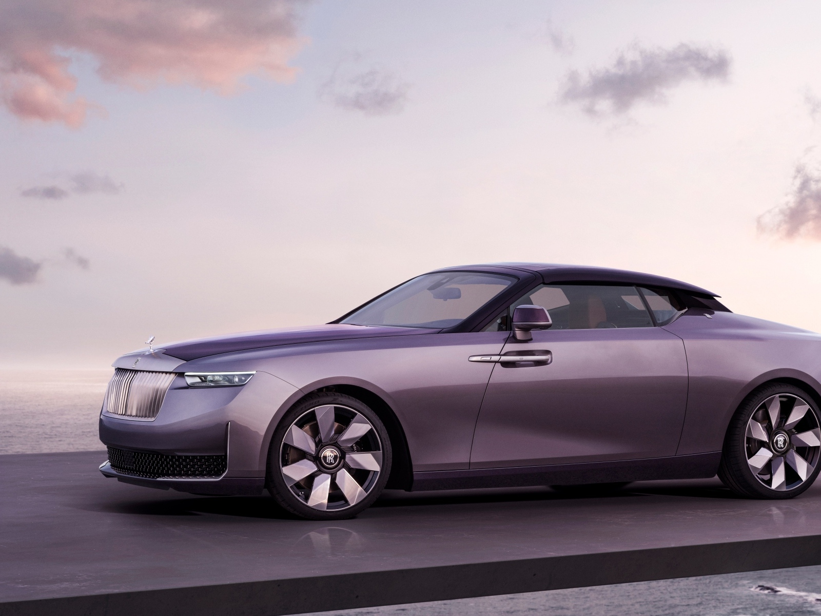 Автомобиль Rolls-Royce Amethyst Droptail на фоне неба