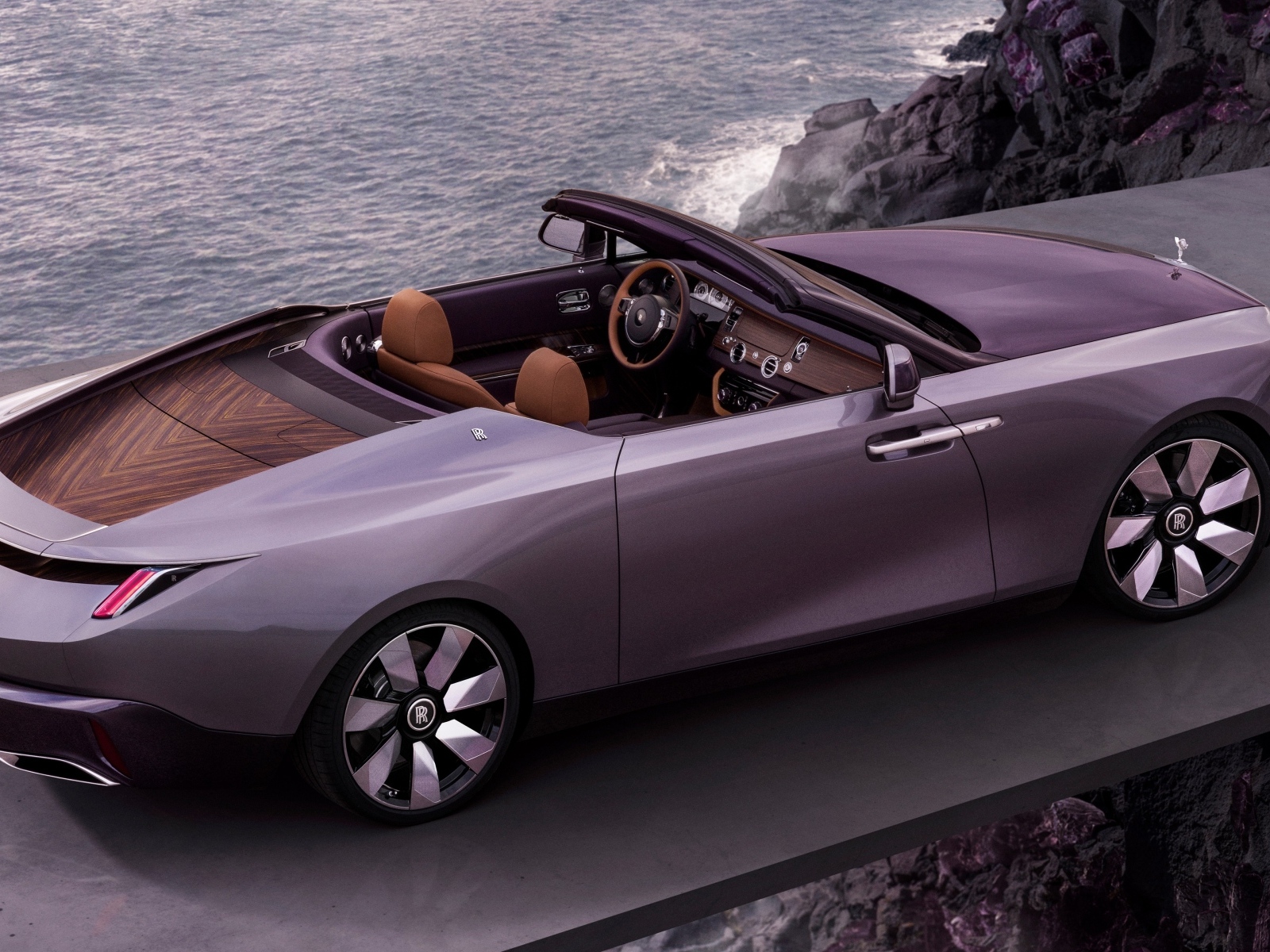 Кабриолет Rolls-Royce Amethyst Droptail у моря