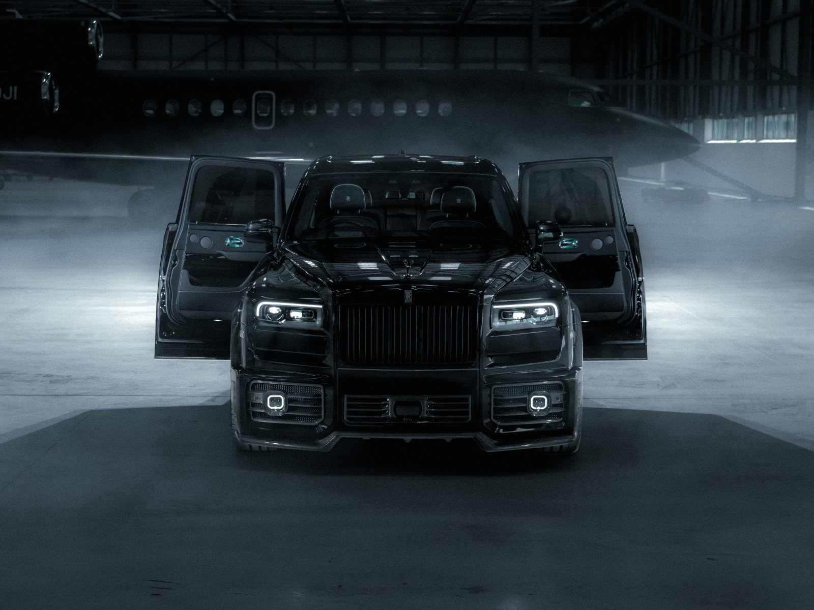 Автомобиль Rolls-Royce Cullinan с открытыми дверями