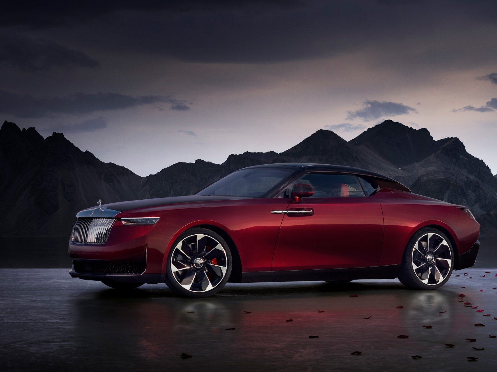 Автомобиль Rolls-Royce La Rose Noire Droptail 2023 года на фоне гор