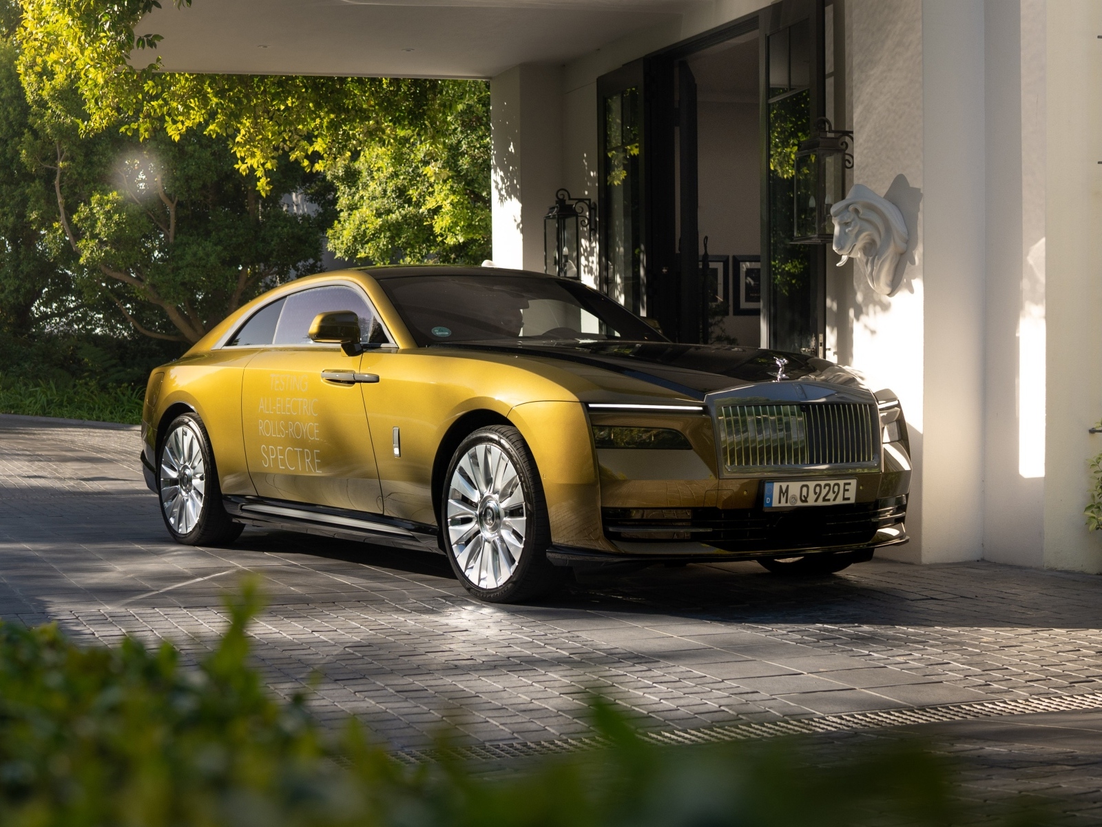 Автомобиль Rolls-Royce Spectre у дома