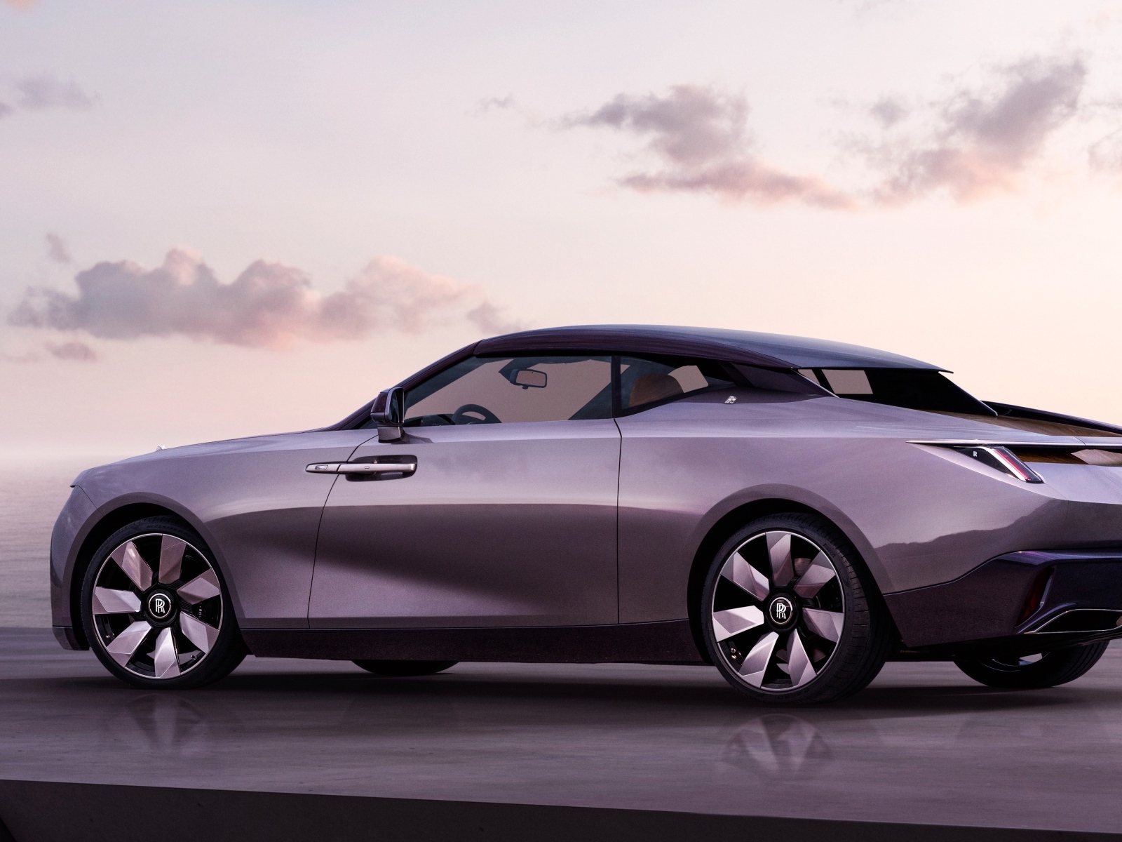 Серебристый автомобиль Rolls-Royce Amethyst Droptail вид сзади