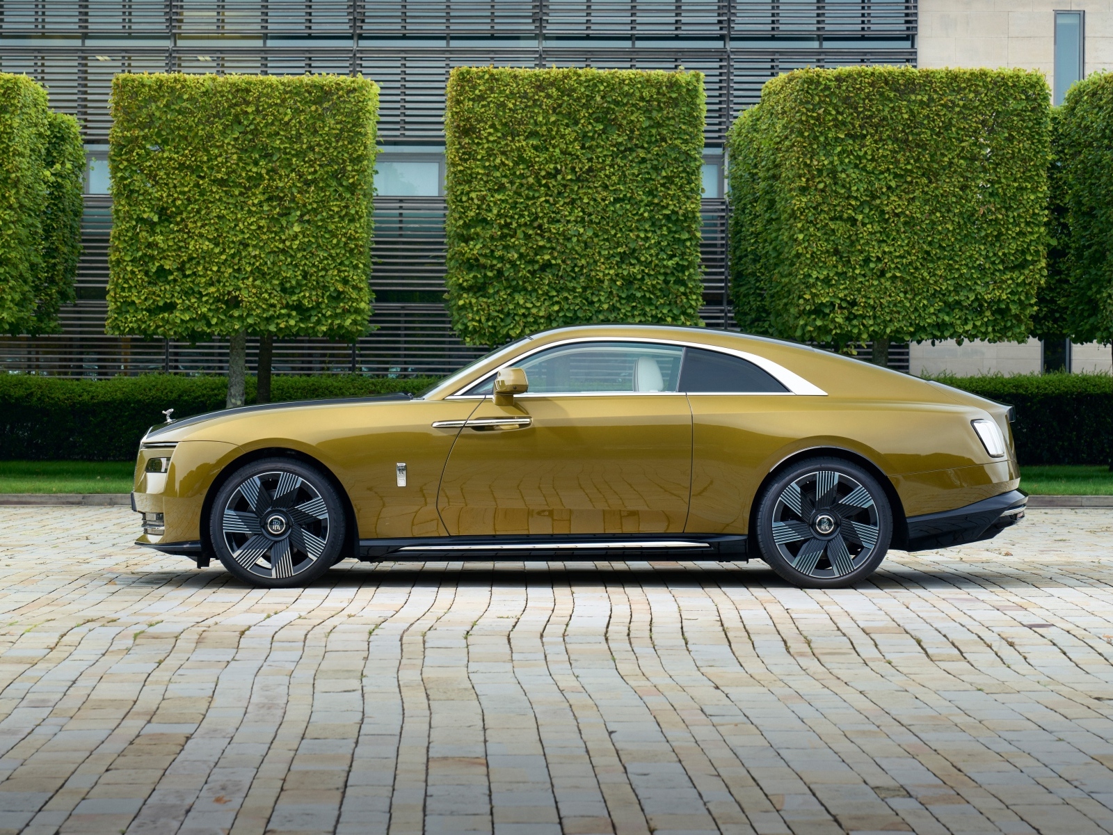 Стильный дорогой автомобиль Rolls-Royce Spectre на стоянке