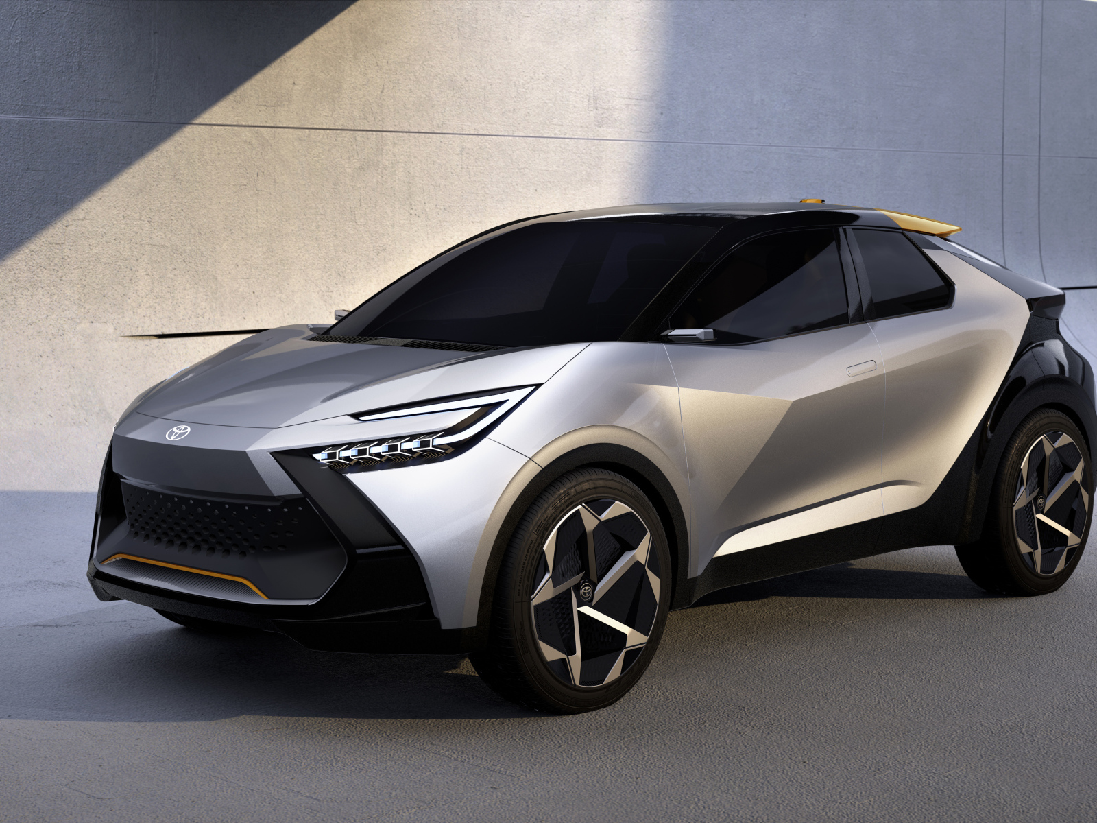 Серебристый автомобиль Toyota C-HR Prologue 2022 года