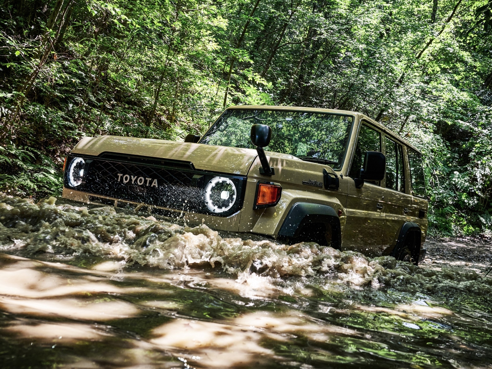 Джип Toyota Land Cruiser 2023 года едет по воде