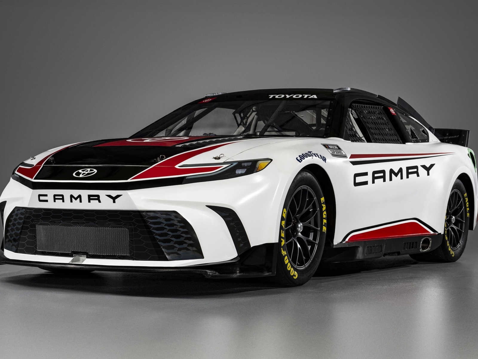 Спортивный автомобиль Toyota Camry XSE NASCAR Race Car 2024 года