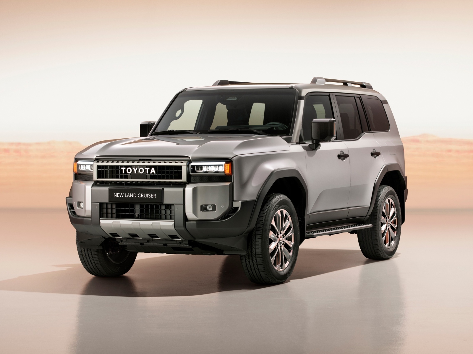 Серебристый внедорожник Toyota Land Cruiser 2024  года