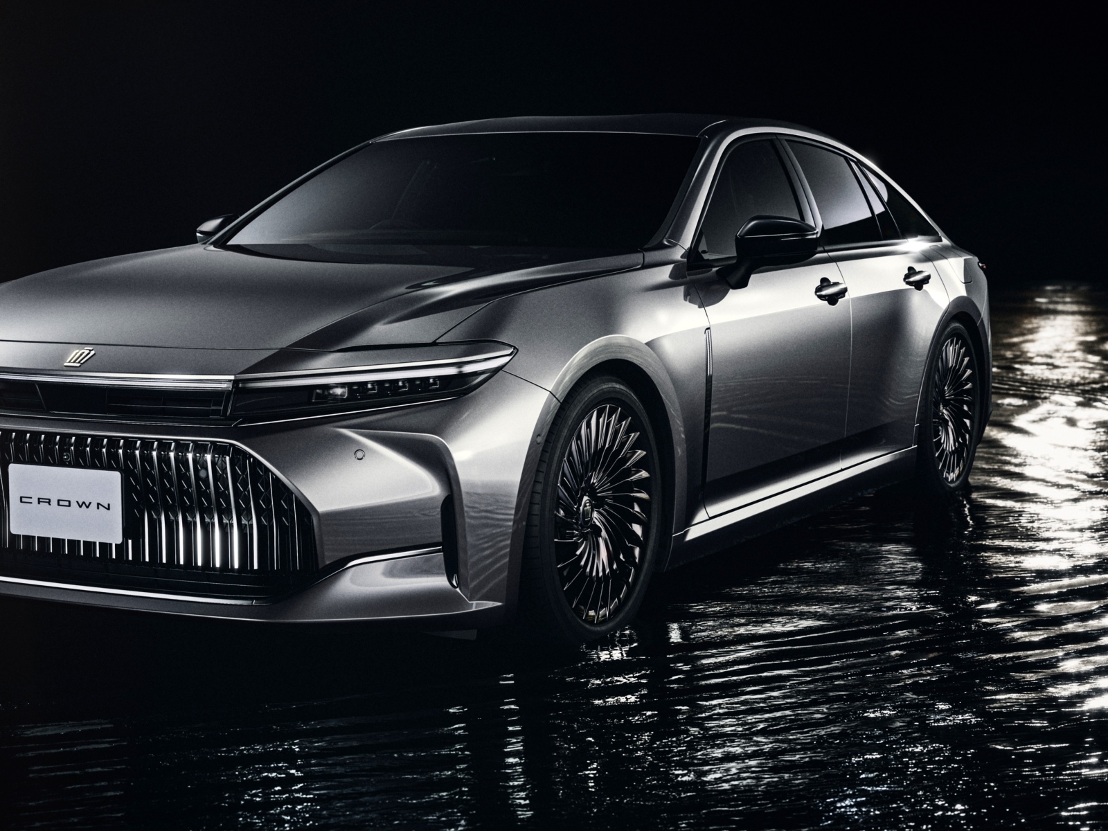 Автомобиль Toyota Crown FCEV стоит  в воде