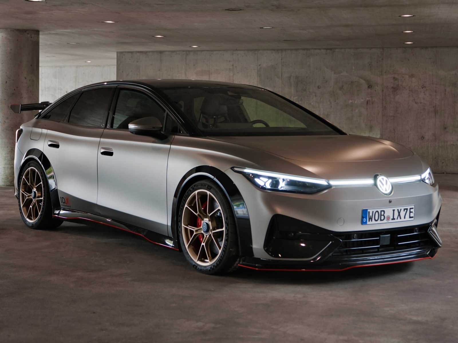 Новый серебристый автомобиль Volkswagen ID.X Performance 2023 года