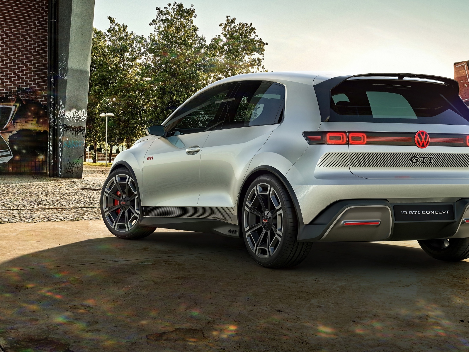 Автомобиль Volkswagen ID. GTI Concept 2023 года вид сзади