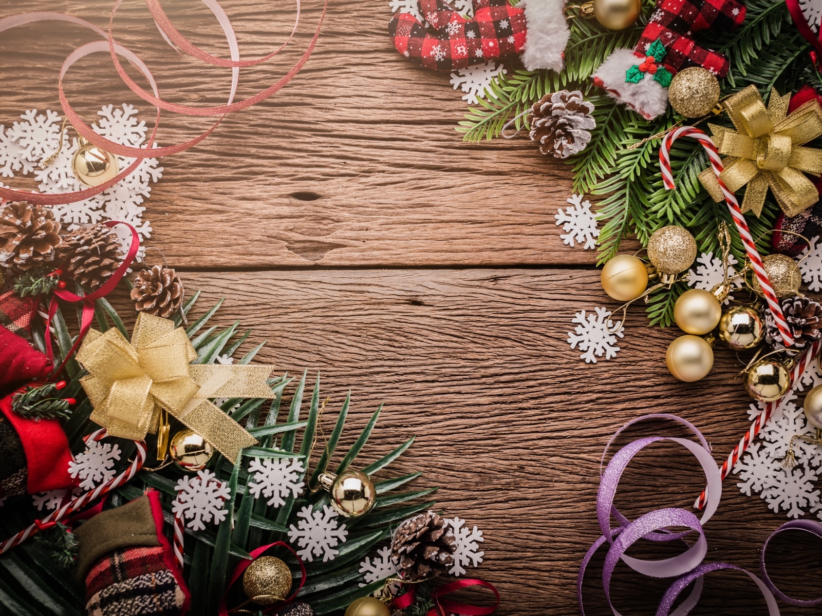 Красивый рождественский декор на деревянном фоне