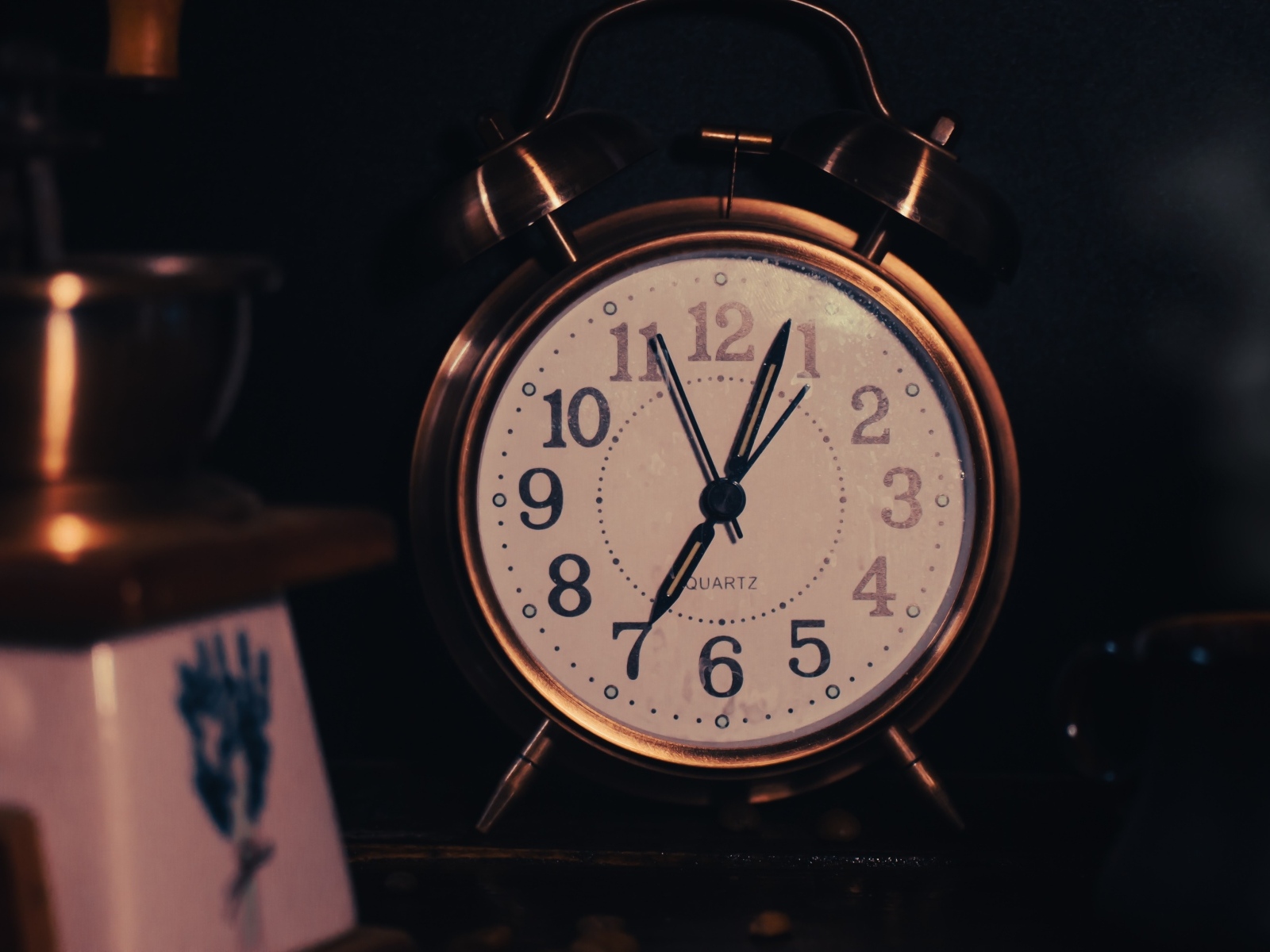 Большой будильник показывает семь часов