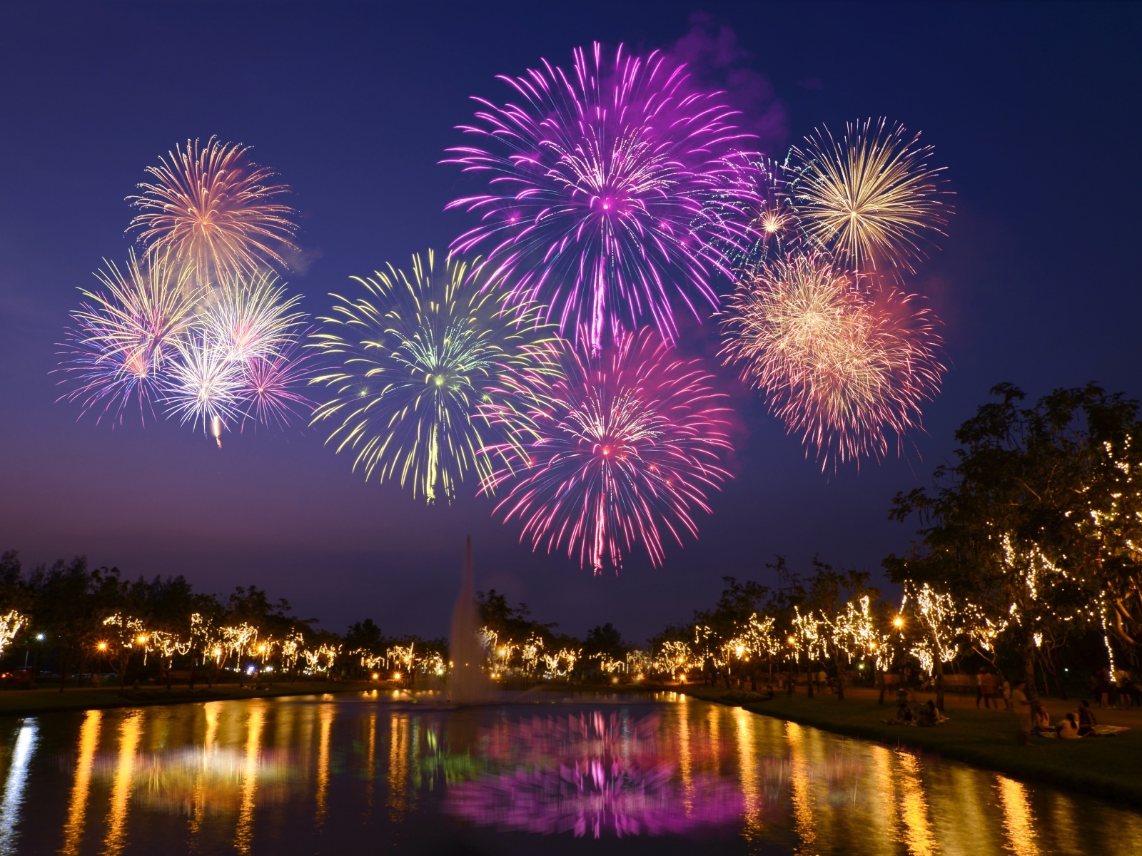 Яркий праздничный салют над ночным городом