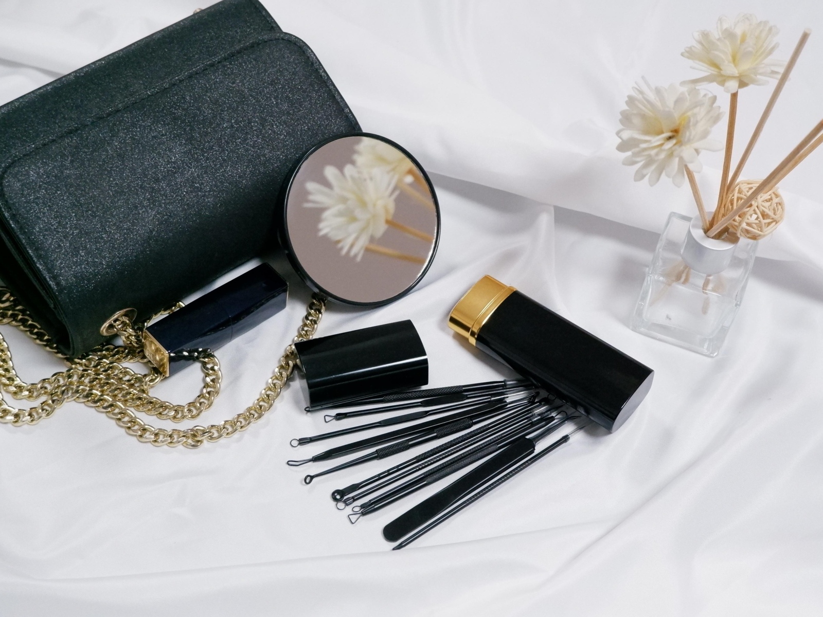 Косметика и сумочка на столе