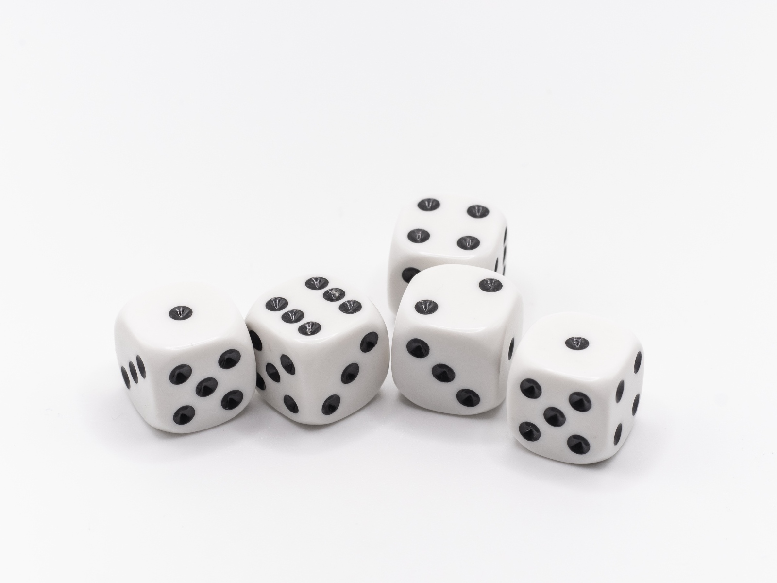 Игральные кости на белом фоне