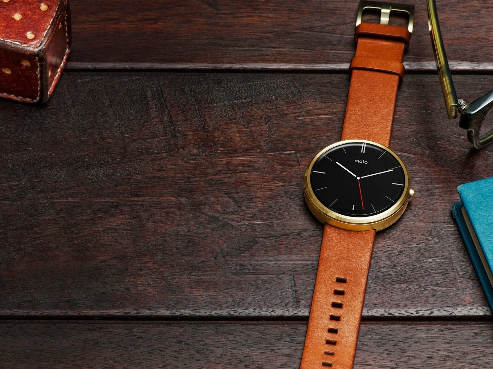 Мужские наручные часы на деревянном столе с блокнотом и очками