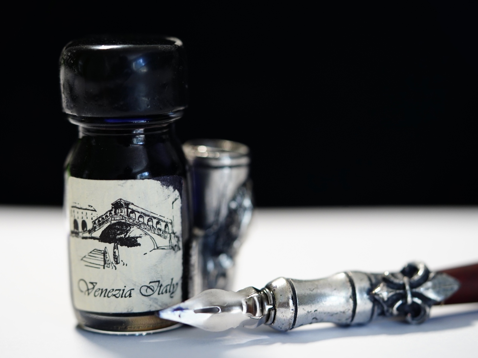 Ручка и чернила на столе