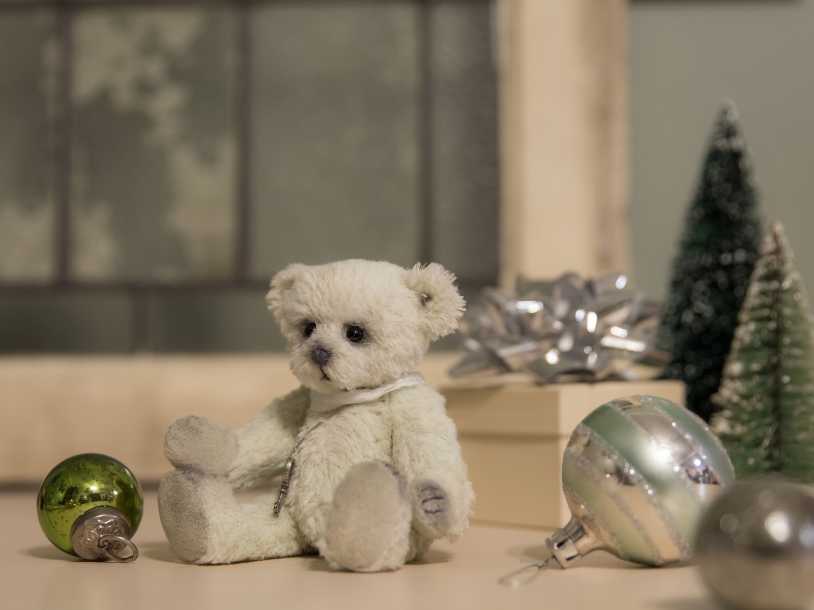 Игрушечный медвежонок с шариками