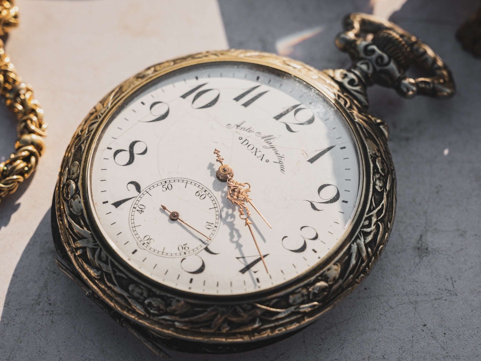 Старинные карманные часы крупным планом