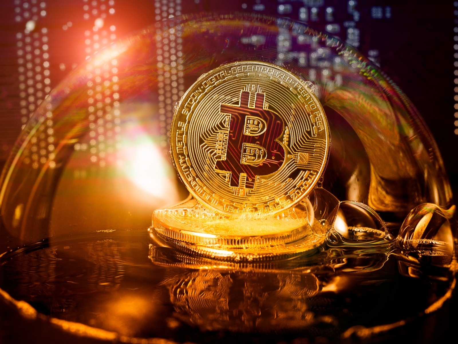 Монета биткоин в мыльном пузыре