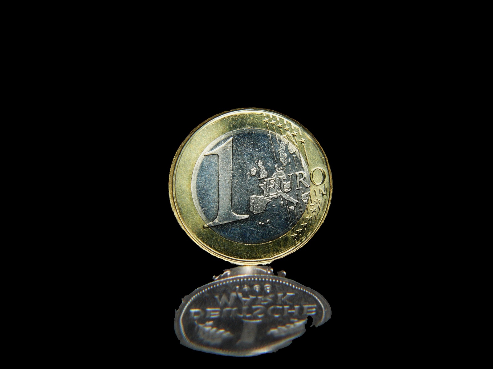Монета один евро на черном фоне