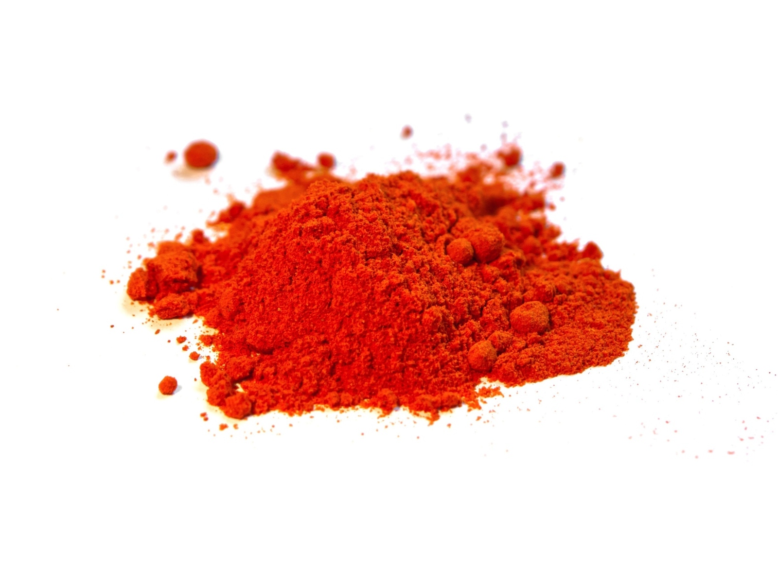 Горсть куркумы на белом фоне