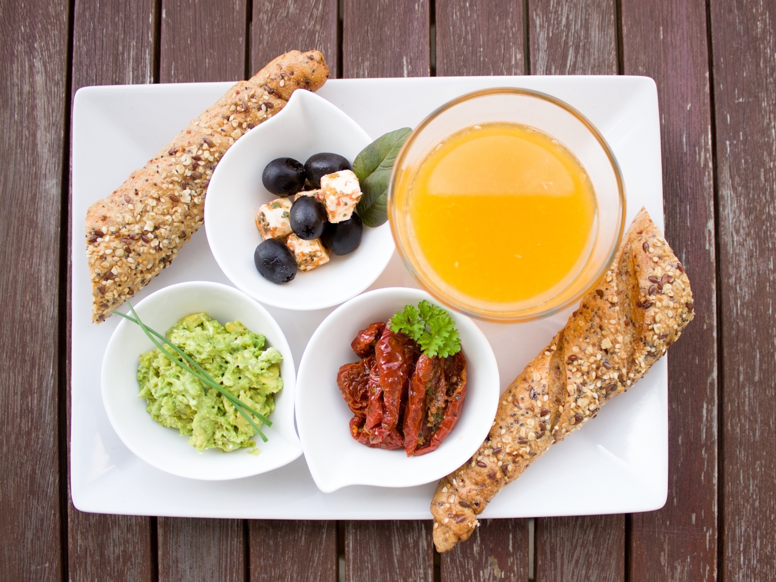 Аппетитный завтрак на большой белой тарелке