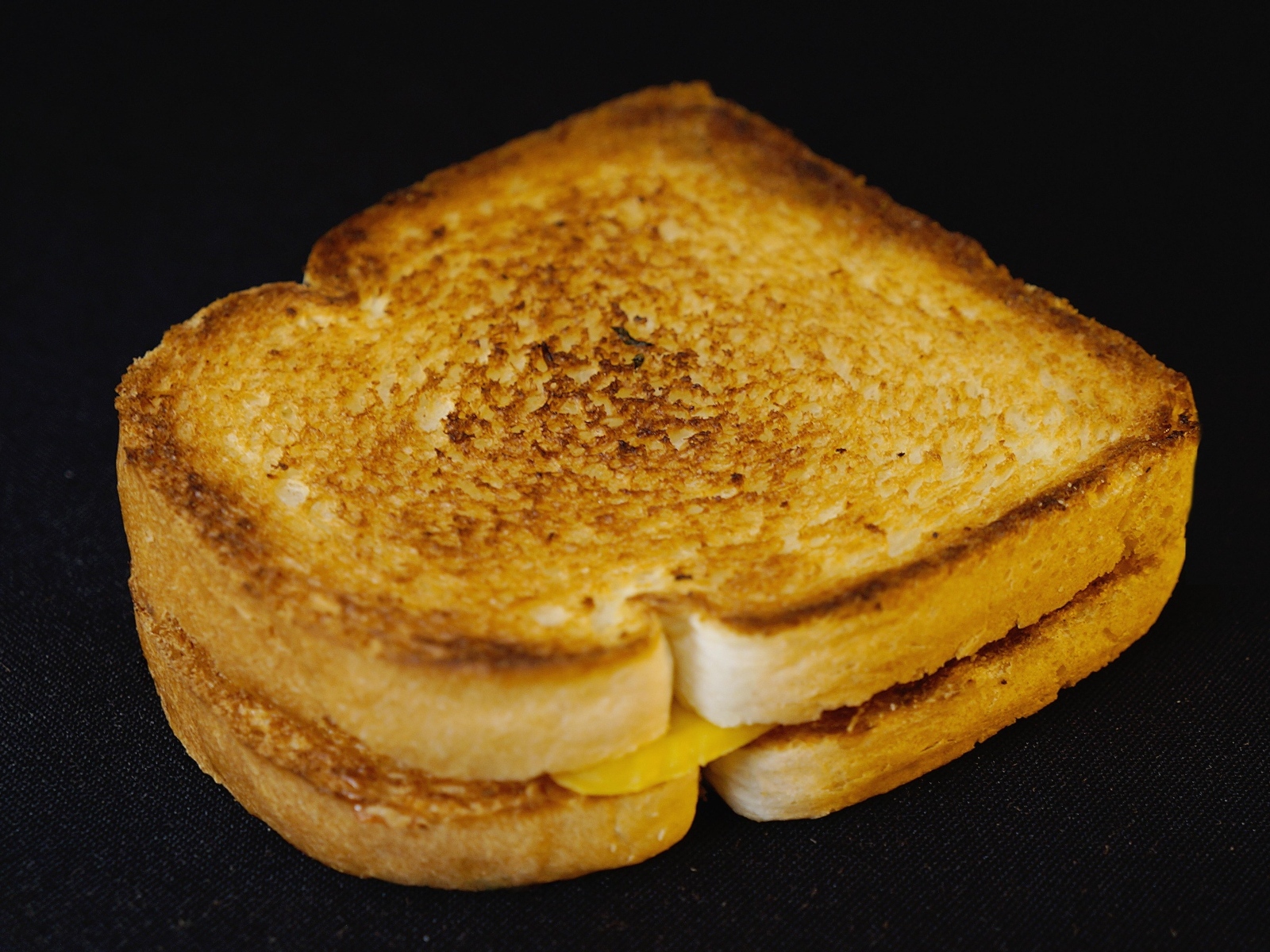 Запеченный хлеб с кусочками сыра