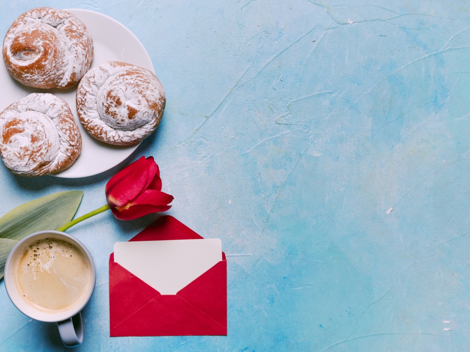 Булочки, кофе, тюльпан и письмо на голубом фоне