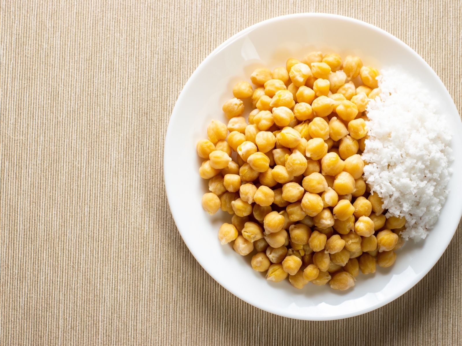 Нут с рисом на большой белой тарелке