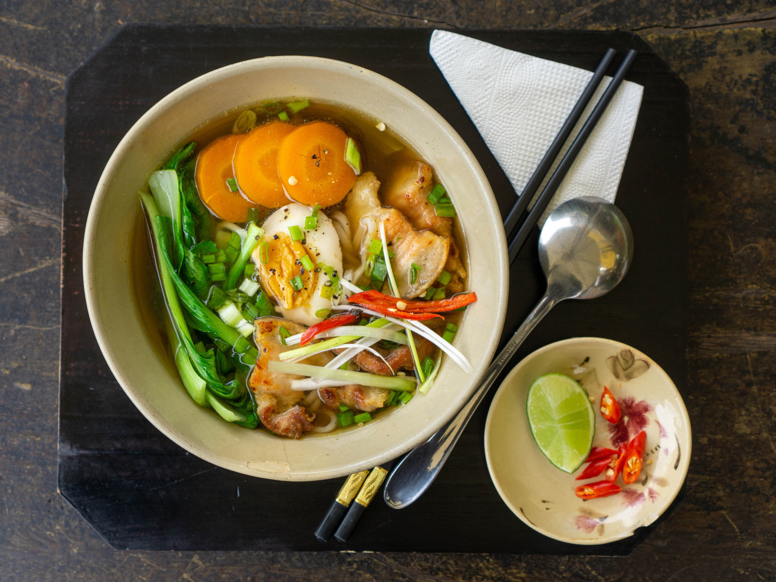 Китайский суп с овощами на столе