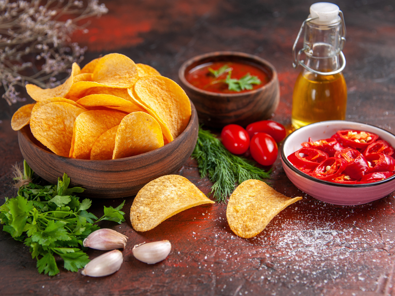 Чипсы на столе с перцем и соусом