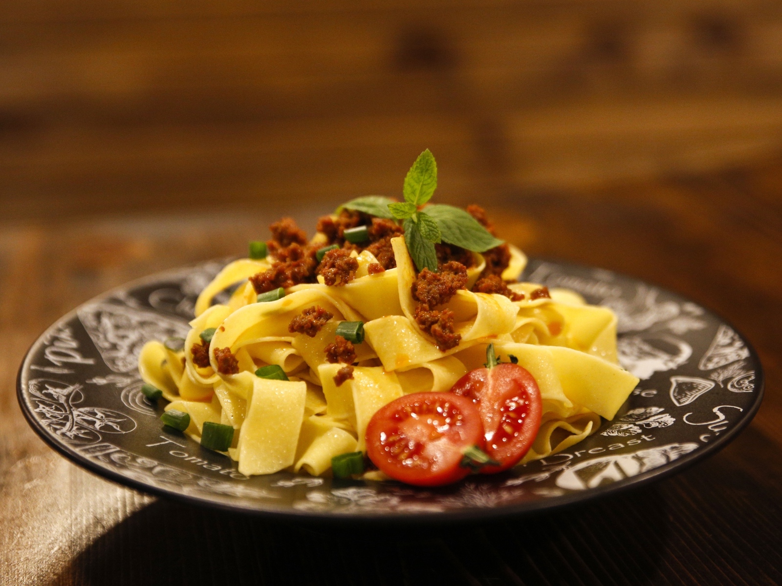 Феттучини с помидорами и фаршем