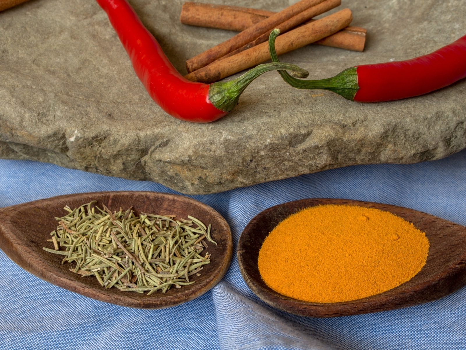 Ароматные специи с красным перцем и корицей на столе