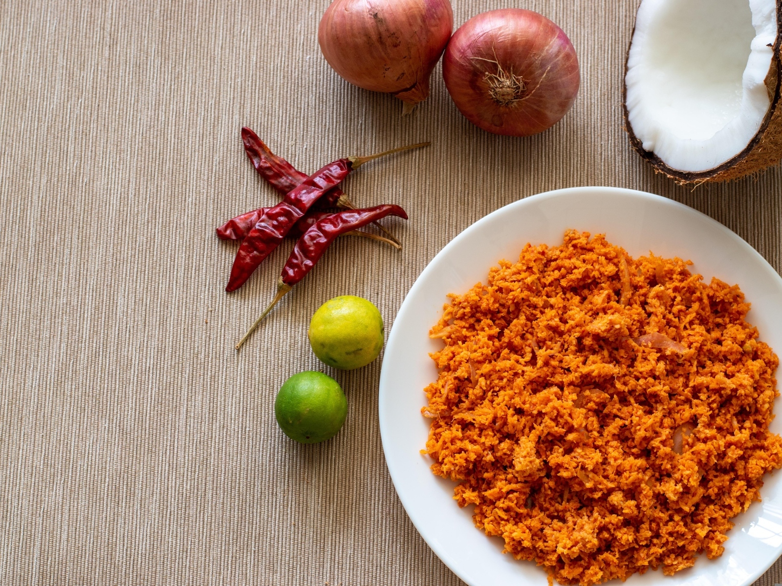 Тертая морковь на тарелке с овощами