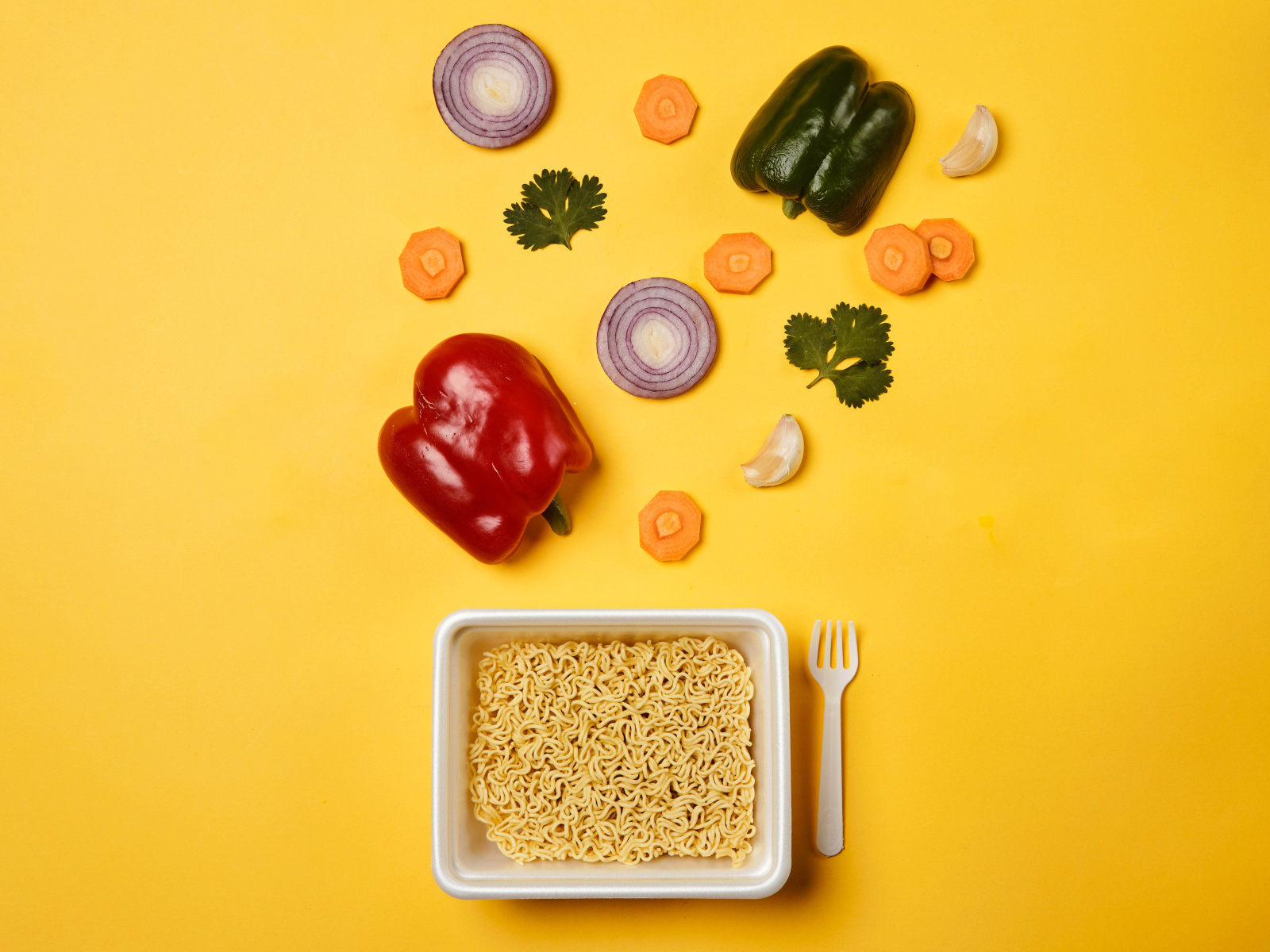 Вермишель быстрого приготовления на столе с овощами