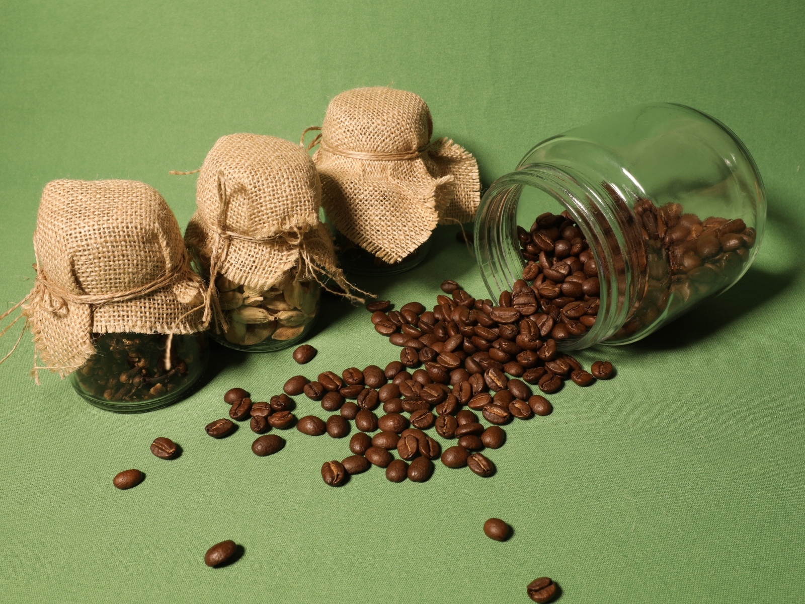 Баночки с жареными зернами кофе и специями