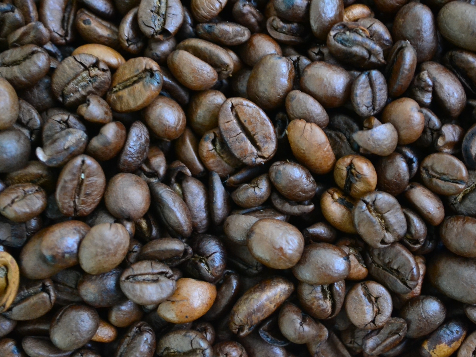 Большие ароматные жареные зерна кофе