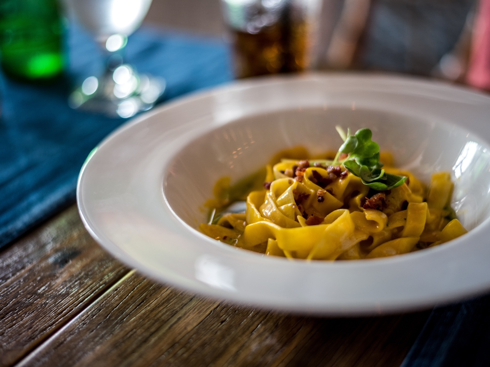 Лапша с мясом в  большой белой тарелке