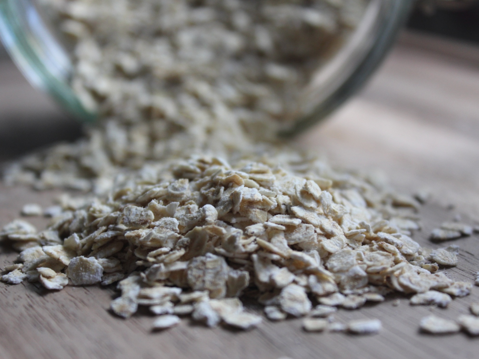 Овсяные хлопья рассыпаны на столе