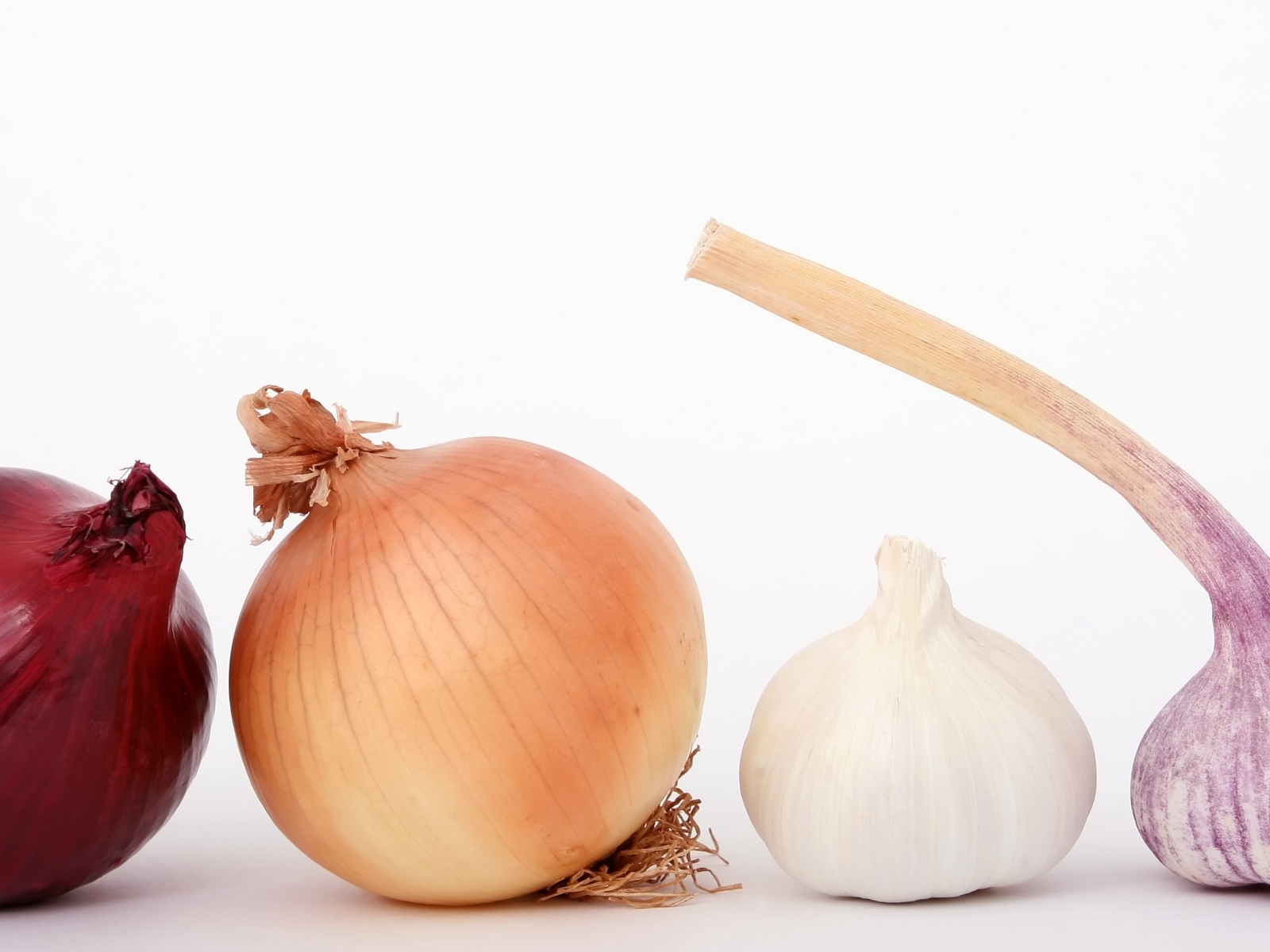 Репчатый лук с чесноком на белом фоне