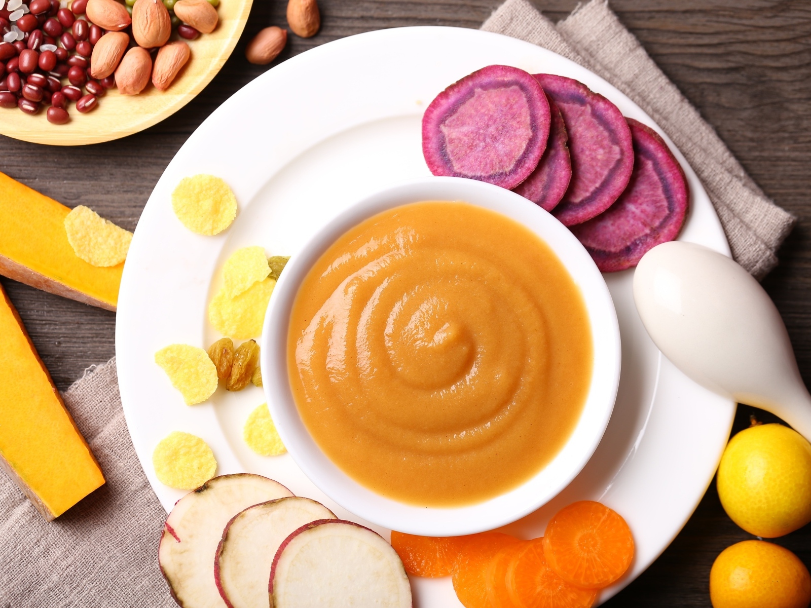 Тыквенное пюре с овощами на столе